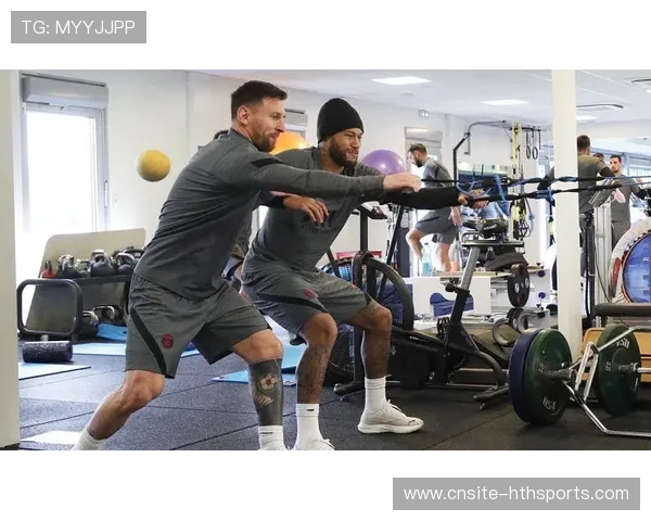 梅西训练时带着小狗，球迷直呼暖化