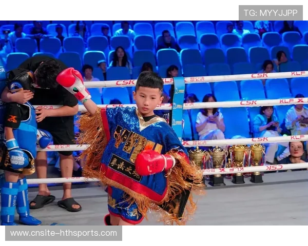 自由搏击新人出场音乐震天，偶像派打法惹争议