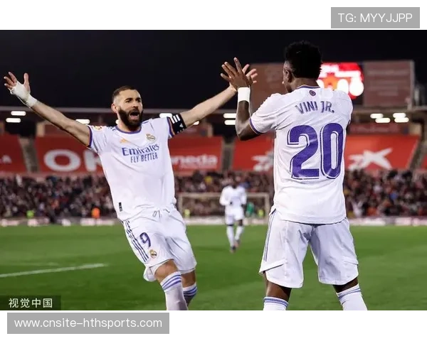 维尼修斯一个假动作晃开两人，皇马连续形成冲击——场上瞬间与屏幕体验的双重震撼